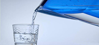 净水器过滤出来的水有气泡或发白现象是为什么？